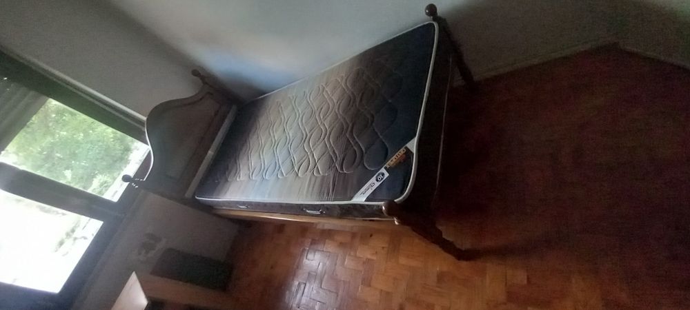 Cama maciça com colchão