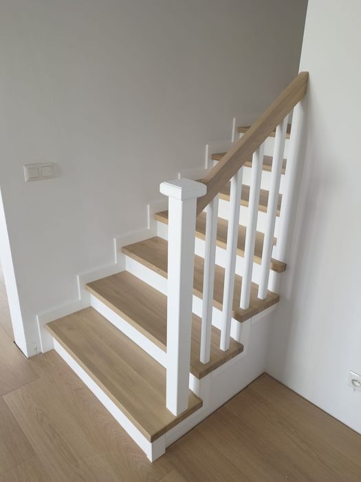 Schody drewniane na beton, samonośne, balustrady LOFT
