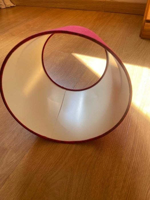 Abajur num bonito vermelho