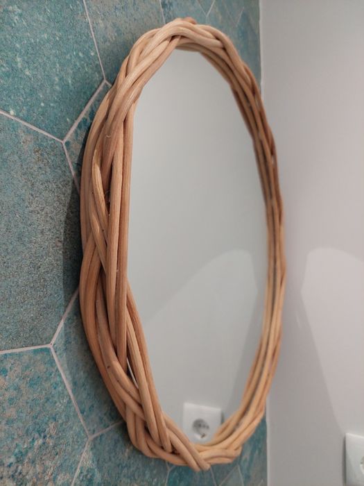 Espelho redondo com borda em verga