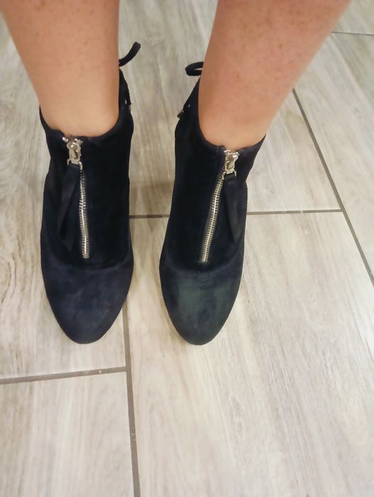 Buty zamszowe na obcasie