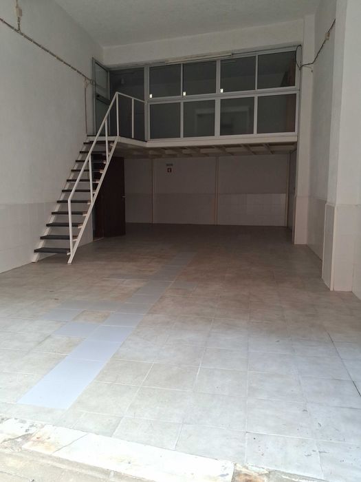 Aluga-se armazém em Santa Clara - Lisboa
