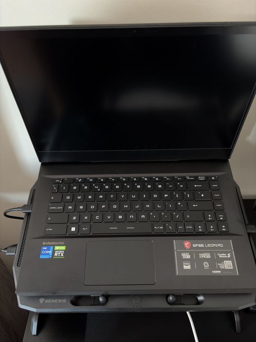 Laptop MSI Leopard 11UH z monitorem AOC 155 hz