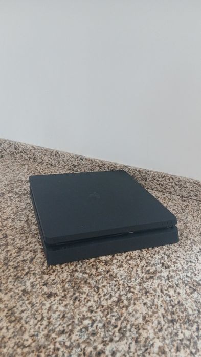 PlayStation  4 Slim: 1TB  (PS4) em excelente estado -Sem comando