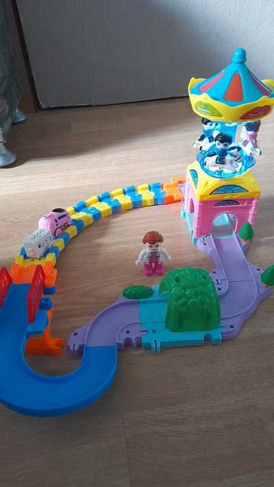 Kolejka z torami i karuzela Funny Carousel