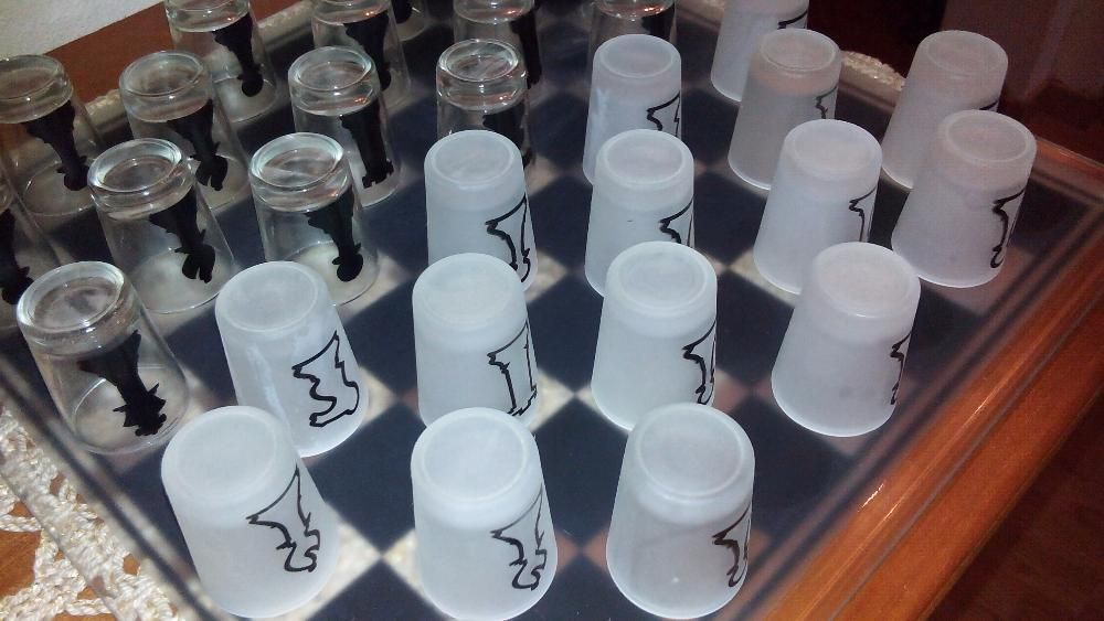 Tabuleiro de Xadrez e peças em vidro sem uso