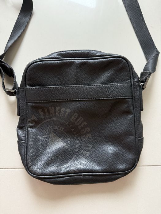 Torba na ramię GUESS listonoszka czarna skórzana zapinana na zamek