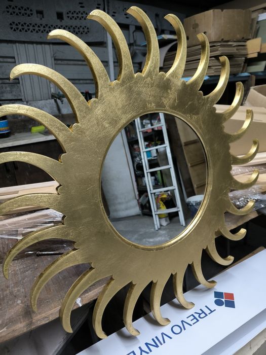 Sun-shaped mirror with gold leaf64751300794753121