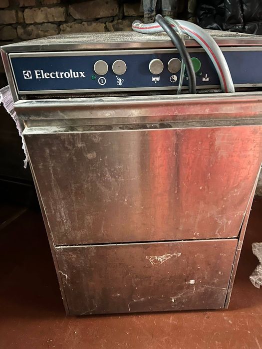 Професійна посудомийна машина Electrolux