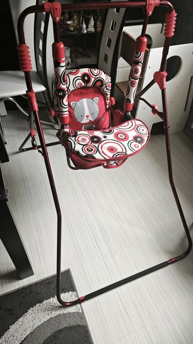 Huśtawka stojąca dom ogród kot czerwona