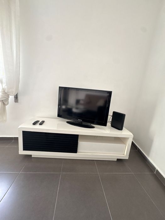 Móvel de apoio para televisão