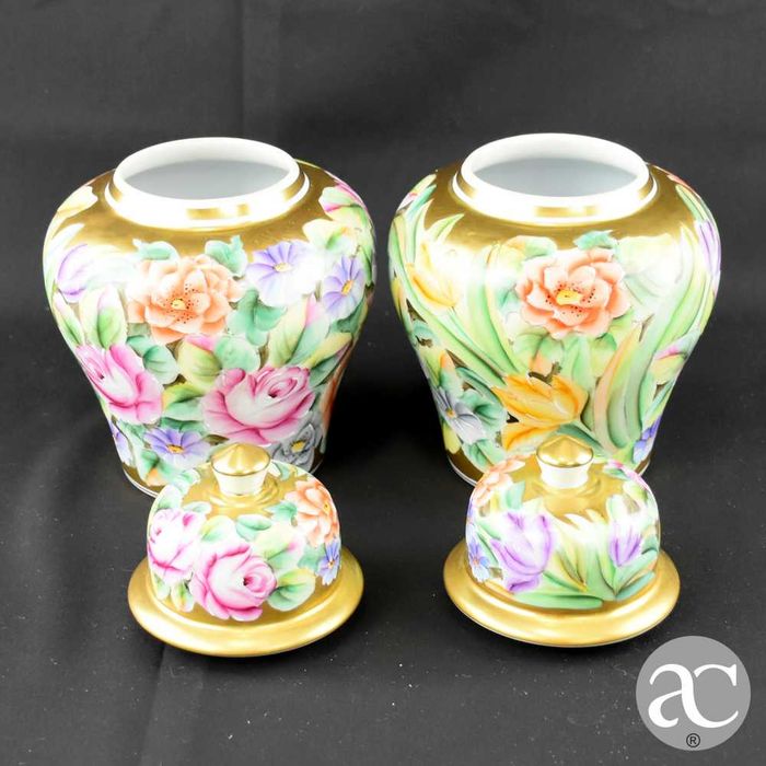 Par de potes com tampa em porcelana Vidal Arte, pintado a ouro e à mão