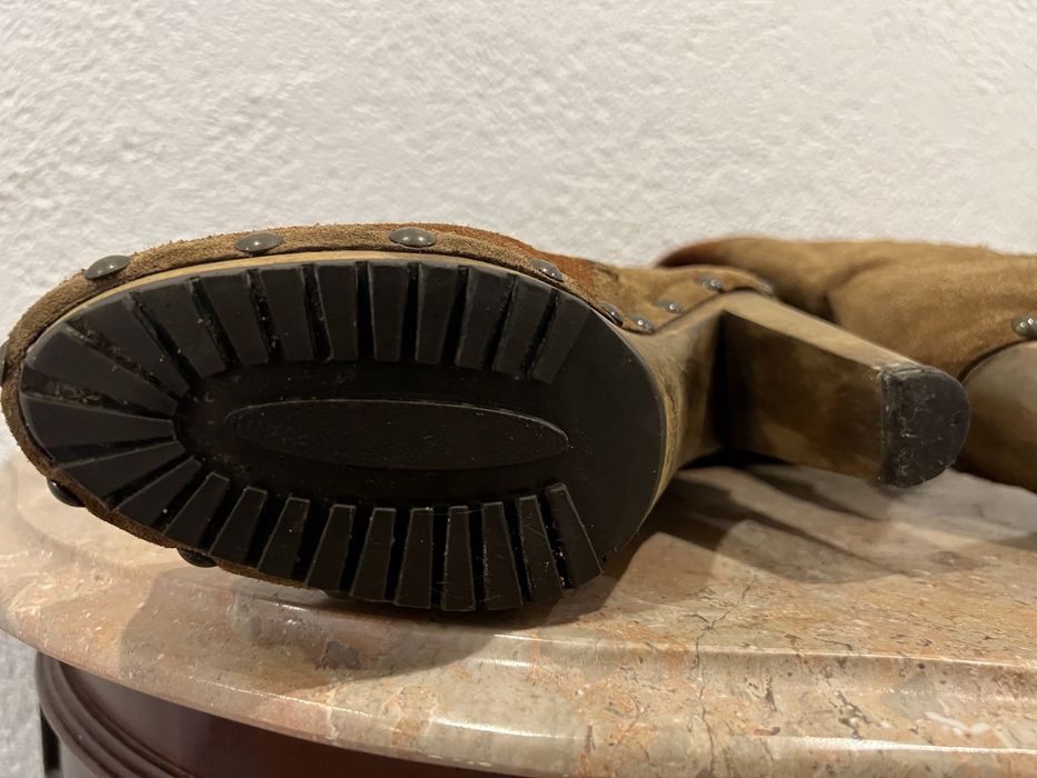 Botas em Camurça de Cano Alto Castanho e Camel