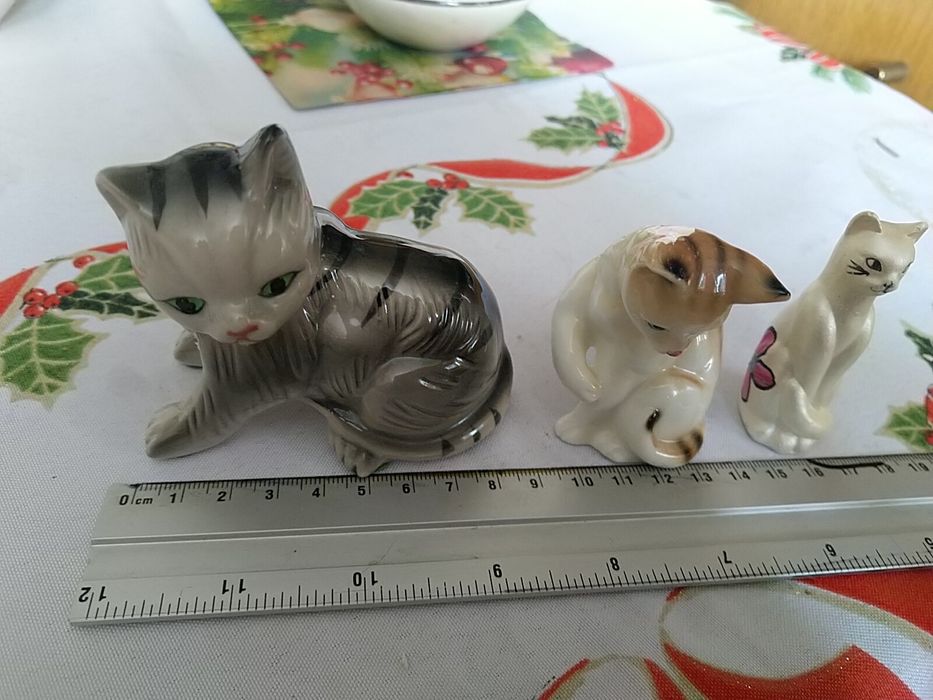 Zestaw kotków ceramicznych.