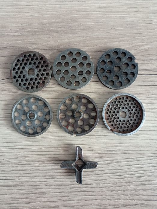 Решітки і ніж до м'ясорубки