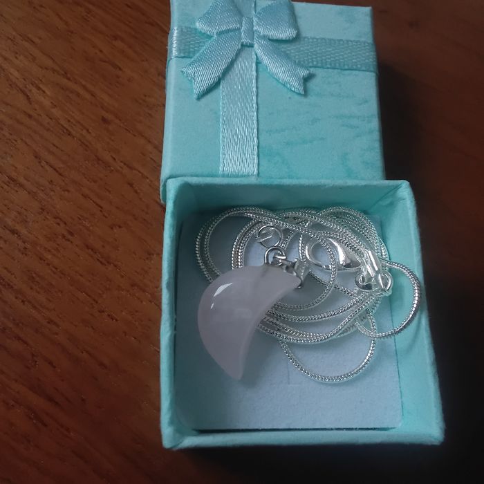 Fio em prata com quartzo rosa meia-lua