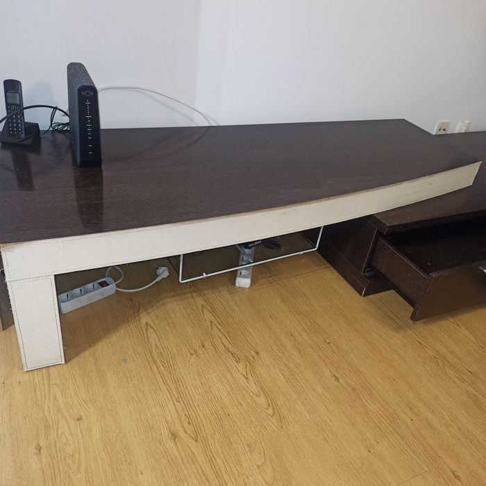 Móvel de sala com vitrine duas prateleiras e móvel pra TV