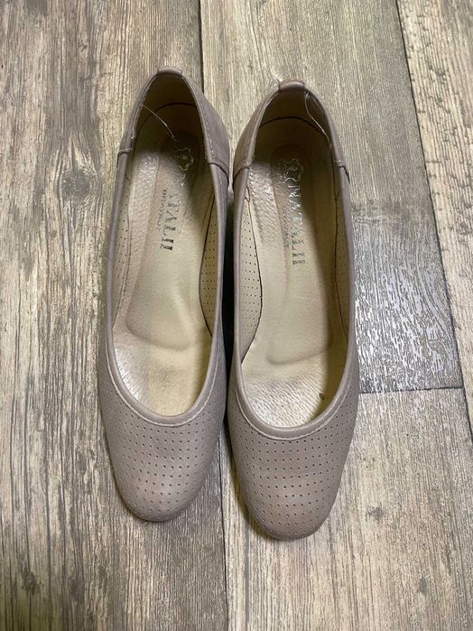 Buty na obcasie w rozmiarze 40