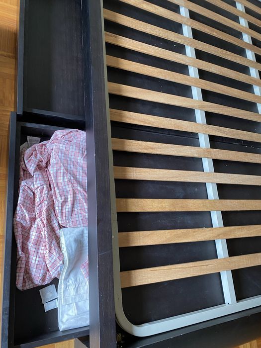 Cama de casal com 2 cabeceiras e 2 mesinhas de cabeceira wengue e carvalho