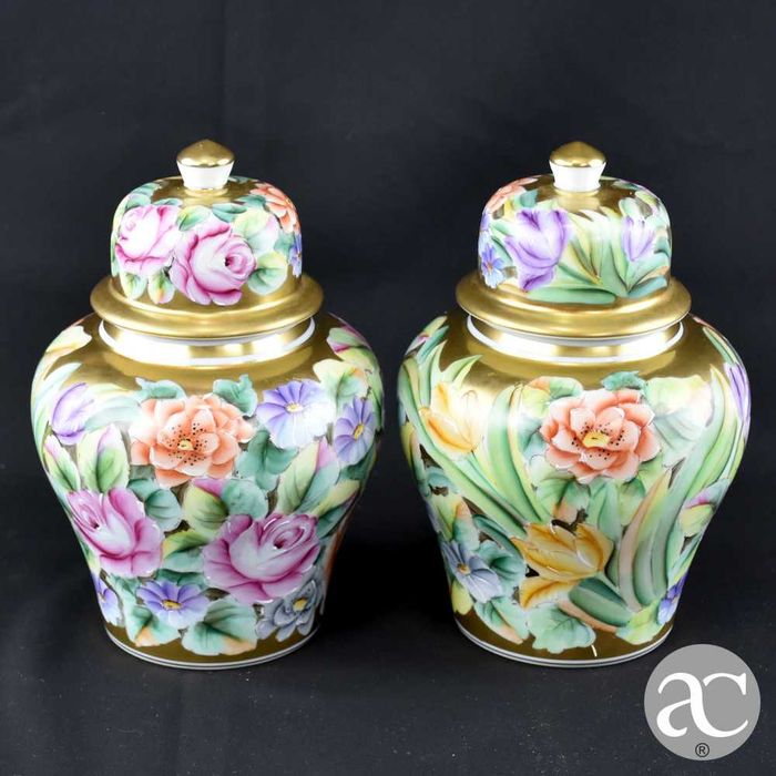 Par de potes com tampa em porcelana Vidal Arte, pintado a ouro e à mão