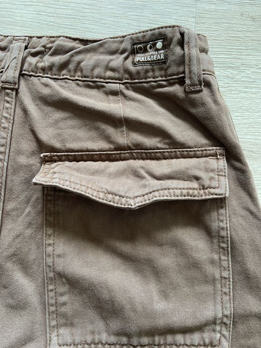 Brązowe spodnie cargo z sznurkami od środka Pull&Bear