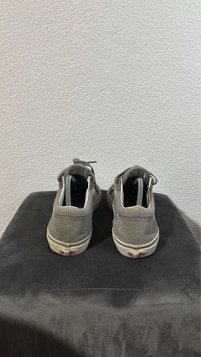 Vans cinza.