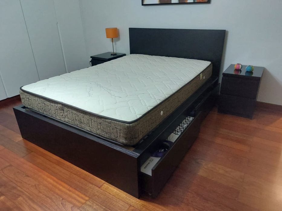 Cama de casal com cómodas
