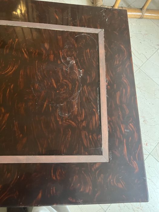 Linda mesa de tartaruga com embotidos dourados