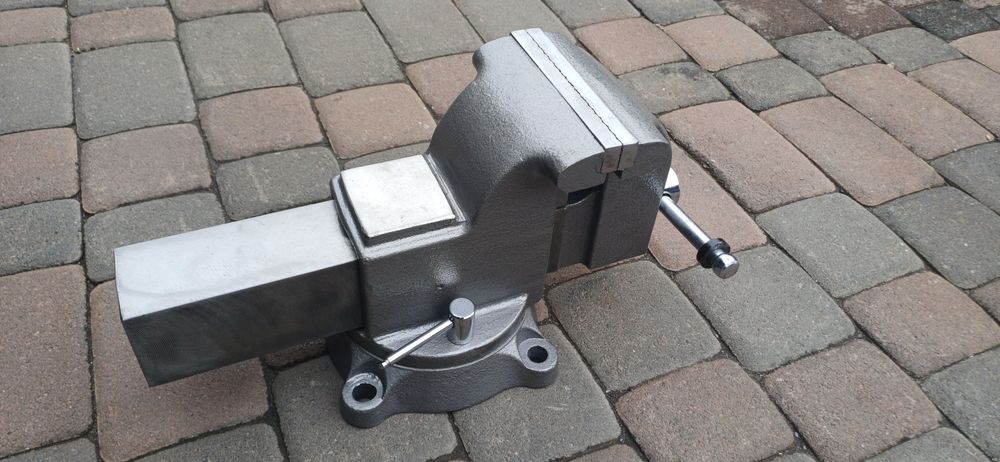 Тіски б/у, слесарні, стальні.