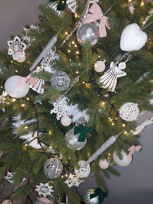 Choinka sztuczna na naturalnym pniu