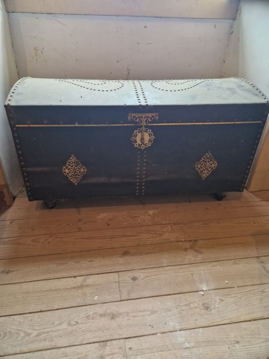 Baú em pele e madeira