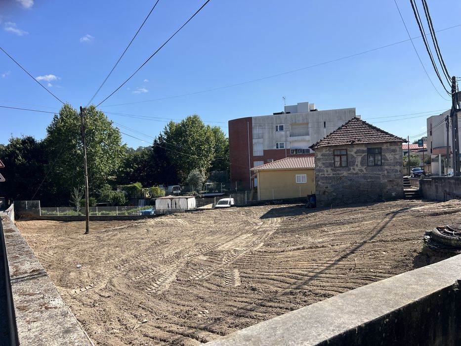 Casa para restauro com 1240 metros de terreno em Penafiel