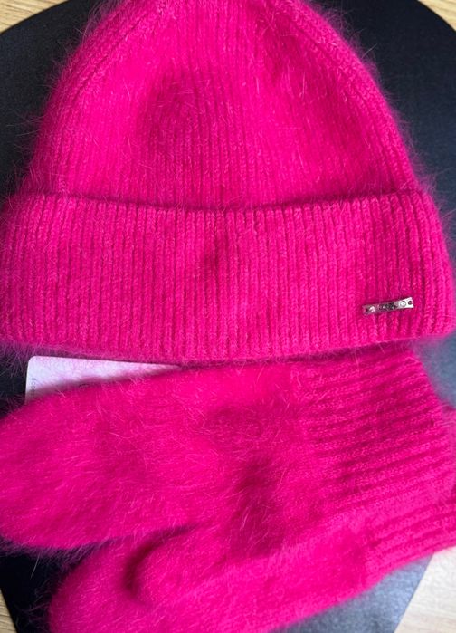 Шапка ангорова, тепла.