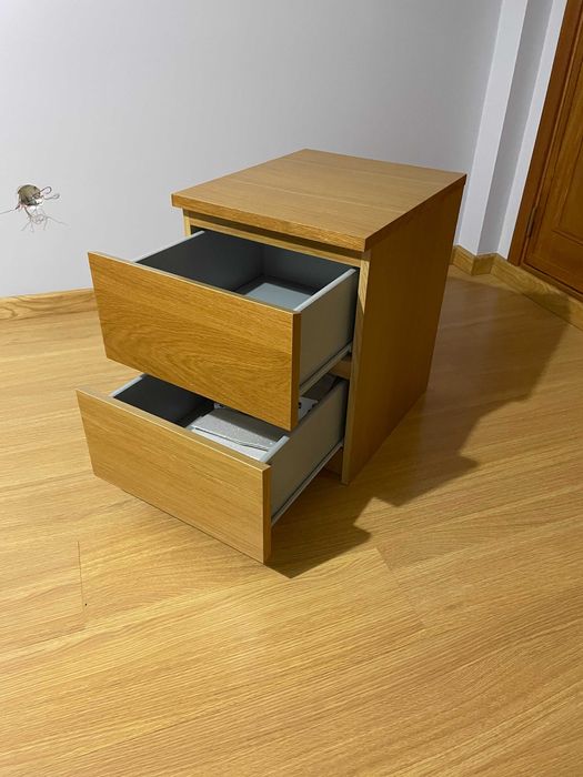 Cama de casal e mesas de cabeceira