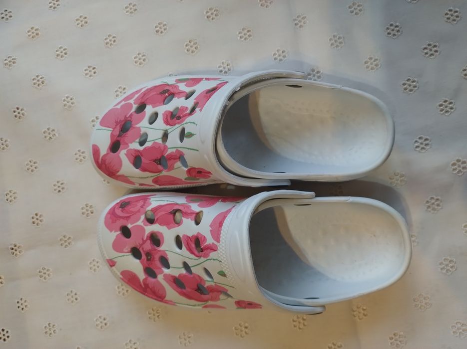 Crocsy kroksy klapki damskie dziewczęce rozmiar 38 białe w maki