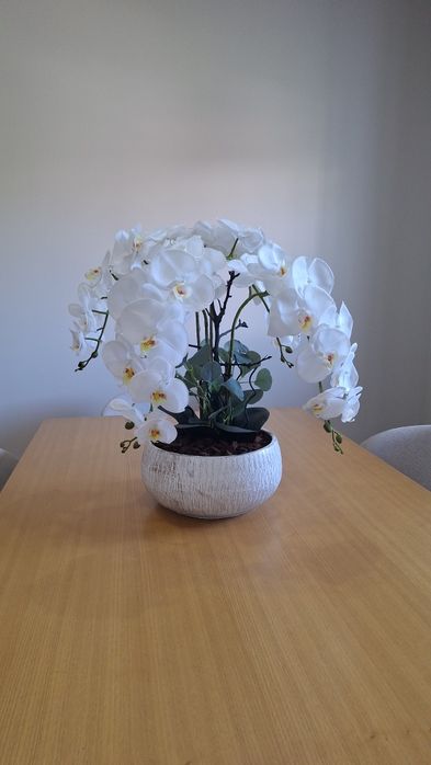 Vaso com orquídeas artificiais