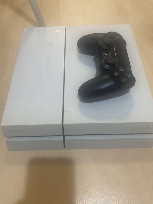 Konsola ps4 z orginalnym padem