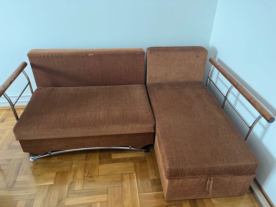 Narożnik z poduchami w kolorze brązowym