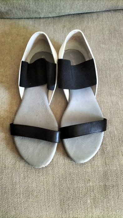 Sandália fechada atrás