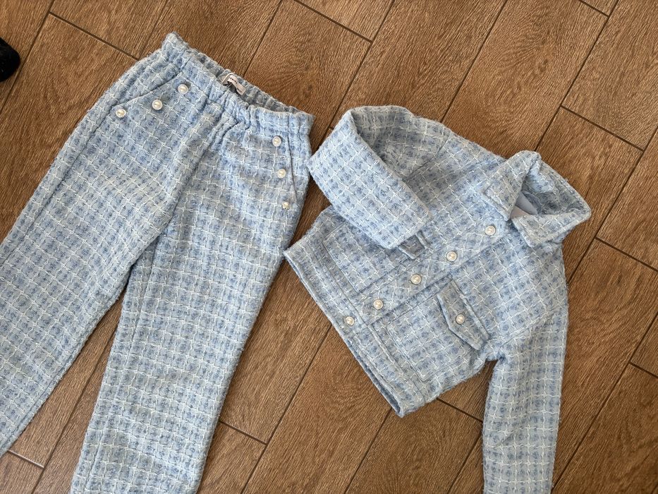 Твідовий костюм на дівчинку