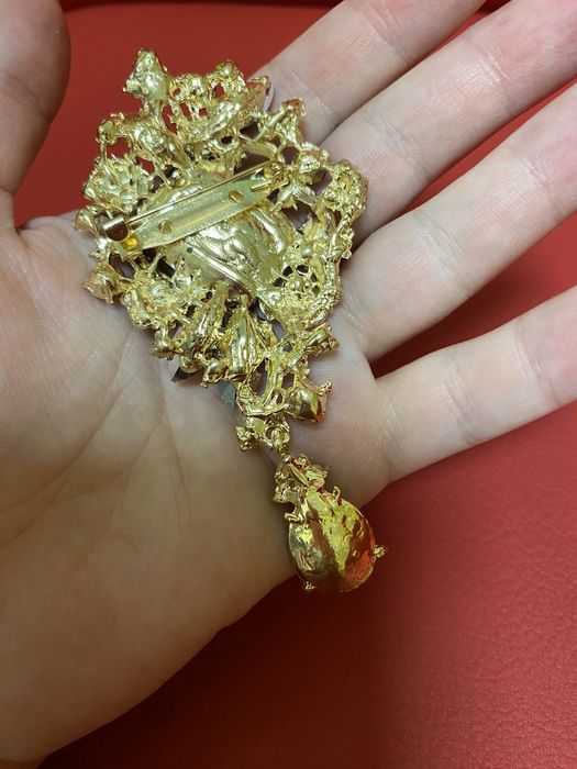 Broszka w stylu vintage czerwona