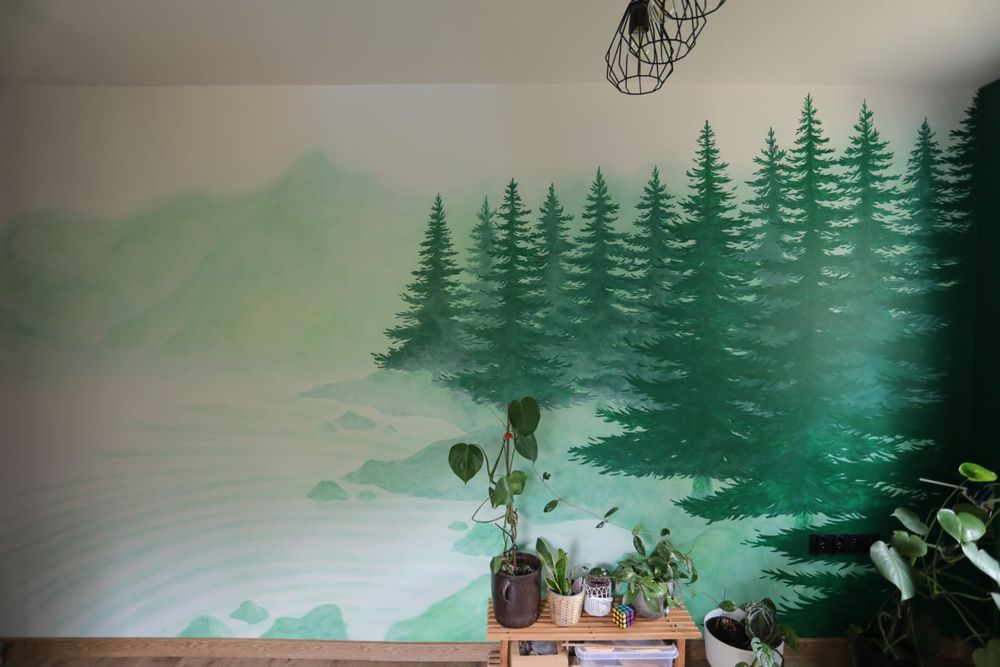 Ręcznie malowane murale i obrazy na ścianach