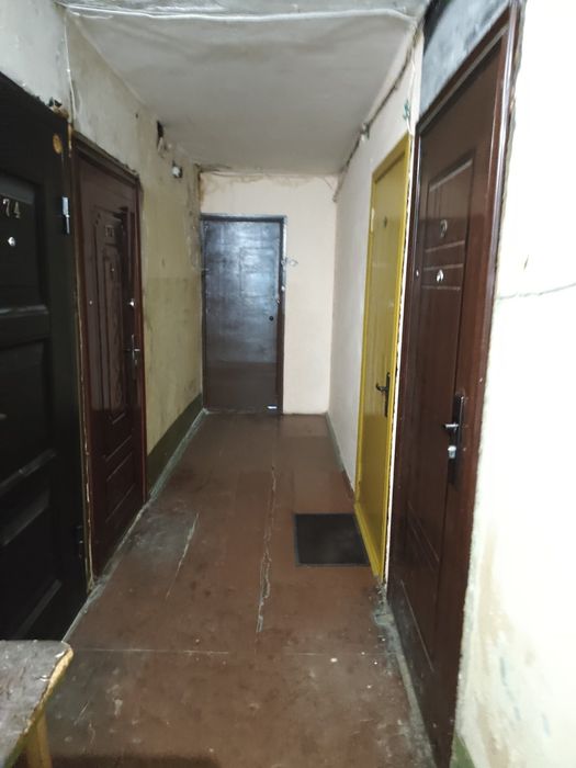 Гостинка с балконом, рядом метро.