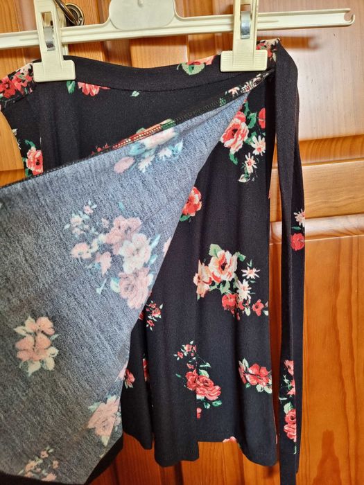 Saia cruzada preta com flores Bershka, tamanho XS