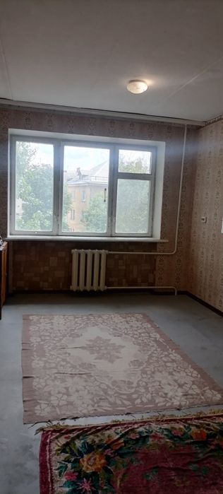 Продам малосімейку Крюков, перша  зупинка за мостом.