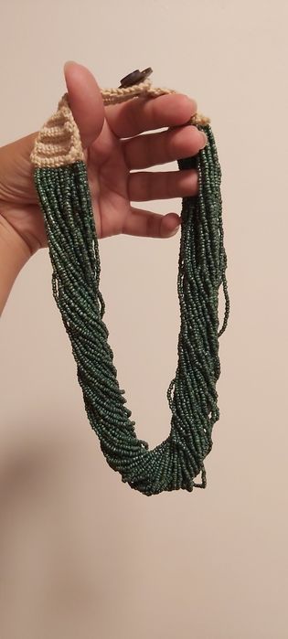 Colar feito à mão de missangas em verde e bege