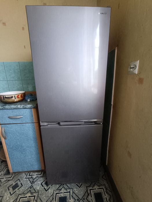 Lodówka Sharp 150 cm  wysokości