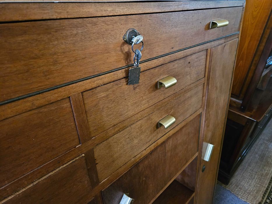 Móvel armeiro em madeira - Algumas marcas de uso