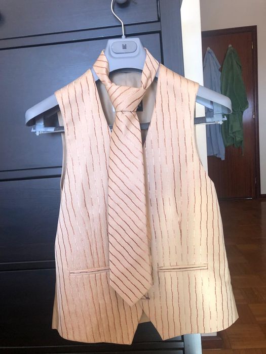 Fato castanho com colete e gravata marca Torre