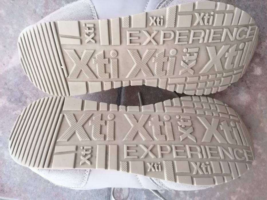 Ténis Xti amarelo e rosa